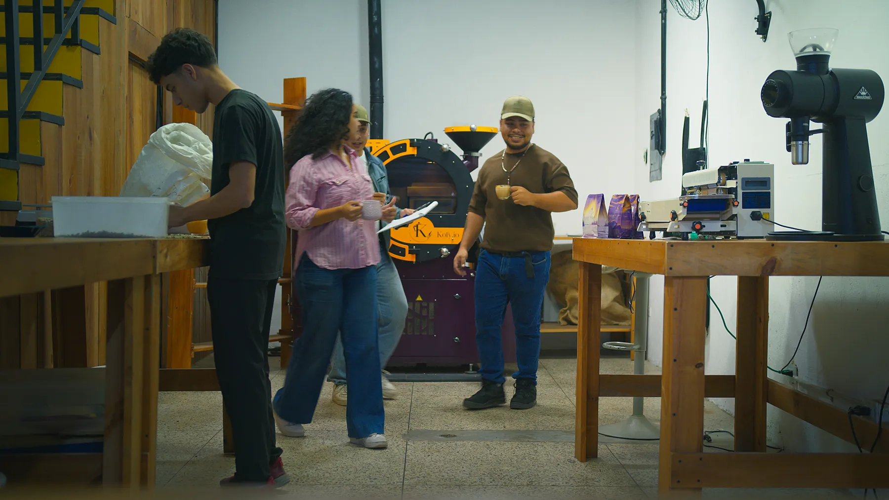 El equipo Kofy en la tostaduría, alrededor del tostador